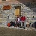 Sonnenbad - beim Abstieg verweilen zwei Freunde nochmals für 1 Std. auf der Malga Valandro .....