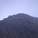 Walisische Bergsteiger im Nebel auf dem abweisenden Gipfel des Crib Goch - ja, es gibt Felswände in Wales!