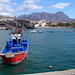 Farbenfreudiges Schiff in Puerto de la Aldea