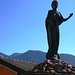 Armio im Veddasca - Der Engel des Soldatendenkmals und im Hintergrund der Monte Lema