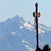 Das Gipfelkreuz mit Wendelstein (Zoom)