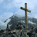 Hinter dem Gipfelkreuz das Lagginhorn 