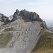 W.Karwendelspitze mit Kreuz, links der Bildmitte vor der oberen Dammkarscharte beginnt der leichteste Zustieg zu den Karwendel Köpfen.