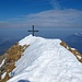 Das Gipfelkreuz des Brisen über dem Vierwaldstättersee
