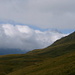 Blick zurück auf dem Höhenweg vom Kanonensattel zur Fuorcla digl Leget. Über den Wolken der Piz Arblatsch.