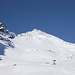 <b>Sono l’unico escursionista sul vasto Alp Vigon. Il manto nevoso qui è ancora abbondante e soprattutto continuo. Procedo senza faticare più del dovuto, con l’apparecchio fotografico a tracolla. La neve compatta non pone problemi e finora la pendenza è accettabile.</b>