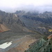 Ausblick vom Piz Surgonda (Westgipfel): Jenatschhütte<br />[http://www.hikr.org/gallery/photo87190.html?post_id=9706 Selbe Ansicht sechs Wochen später bei schönem Wetter und blauem Gletschersee].