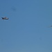 Ein Motorflugzeug zieht ein Segelflugzeug nach oben,...