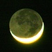 Kurz nach dem letzten Neumond dominiert eine prächtigen Mondsichel den Abendhimmel. Die noch im Dunkeln liegenden Gebiete sind deutlich im Erdschein sichtbar (Aufnahme mit normalem 300 mm-Teleobjektiv, 24. Februar 2012).