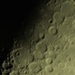 Östlich des noch im Dunkeln liegenden Mare Nubium erstreckt sich eine weitläufige Kraterlandschaft. Dazwischen liegt die langgestreckte Geländestufe Rupes Recta, die als feine, dunkle Linie erkennbar ist.