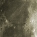 Zur Zeit des ersten Viertels liegt das Mare Serenitatis schon voll im Sonnelicht und die Strukturen sind aufgrund der geringen Schlagschatten nur noch schwach zu erkennen. Östlich davon schliessen sich die Taurus-Berge an, in deren südlichem Teil, nahe des Kraters Littrow, vor nunmehr 40 Jahren zum letzten Mal Menschen im Rahmen der Apollo 17-Mission den Mond betreten haben.