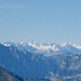 Im Vordergrund links das markante Glärnischmassiv und rechts die Rautispitze und Wiggis im Glarnerland. Im Hintergrund die Gipfel des Berner Oberlandes.