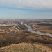 Gipfel Radobýl - Teilpanorama 2/10. Ausblick auf die Labe (Elbe) samt neuer Brücke. Nördlich befindet sich Litoměřice (rechtselbisch, im Bild links), auf der andere Seite des Flusses Mlékojedy.