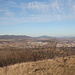Gipfel Radobýl - Teilpanorama 10/10. Ausblick in nordöstliche/östliche Richtung.