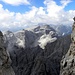 Mitterebenkofel oder Cima Piatta di Mezzo (2870m)-links, Hochebenkofel oder Cima Piatta Alta (2905m)-mitterechts, Birkenkofel oder Croda dei Baranci (2922m)-ein bisschen rechts, Hohe Gaisl und Durrenstein, in Hintergrund.