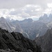 Schusterplatte/Lastron die Scarperi (2937m)-links, Paternkofel/Monte Paterno(2744m)-mitte und Drei Zinnen(299m)-rechts.<br />