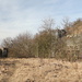 Radobýl Westflanke - Blick zu alten Anlagen des ehemaligen Steinbruchs auf dem unteren Plateau.