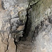 Radobýl Westflanke - Am südlichen Rand des unteren Plateaus des ehemaligen Steinbruchs gibt es eine sehr enge "Höhle".