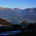 Alpe di Neggia und das Ostello Ritrovo di Neggia (1400m), einem Bergrestaurant mit schönster Aussicht auf den Lago Maggiore (193m). Über dem See erhebst sich der auffällige Pizzo di Vogorno (2442,4m).