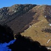 Über ein verschneites Weglein steigen wir vom Passübergang der Alpe di Neggia (1395m) zu den Hütten beim Gipfelchen Tamaretto hoch.<br /><br />Gegenüber vom Pass erhebt sich der Monte Gambarogno (1734,0m).