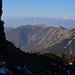 Aussicht unterhalb des steilen felsigen Aufschwungs auf 1720m am Monte Tamaro Westgrat auf die gegenüber liegende Seite vom Valle Veddasca zum Covreto (1594m) und Monte Paglione (1554m).