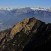 Aussicht von der Nordflankr des Monte Tamaros über den Nordgrat mit dem Poncione del Macello (1719m) zum Pizzo del Vogorno (2442,4m).