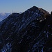 Blick aus der Monte Tamaro Nordflanke, wo sich noch etwas mühsam begehbarer Schnee gehalten hat, hinüber zum Motto Rotondo (1928m).