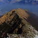 Prächtige Aussicht von der Alphütte auf 1900m am Monte Tamaro Westgrat zum schönen Nordgrat mit den Gipfel Cimetto (1615m) und Poncione del Macello (1719m).