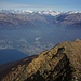 Aussicht vom Monte Tamaro (1961,5m) über den Nordgrat mit den Gipfel Cimetto (1615m) und Poncione del Macello (1719m) und hinunter auf den Lago Maggiore (193m). Hinter dem Nordgrat ist der Pizzo del Vogorno (2442,4m).