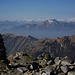 Die prächtige Aussicht vom Monte Tamaro (1961,5m) über den Monte Gambarogno (1734,0m) zum Gridone / Ghiridone / Monte Limidario (2188m). Im Hintergrund sind die bewölkten Walliser Alpen zu sehen.