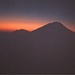 Leider die einzigen 1/2-patzigen Aufnahmen mit einem sterbenden Akku. <br />Sonnenaufgang mit Blick zum grösseren Bruder Gunung Agung auf Bali.