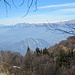 zwischendurch ein wenig mehr blauer Himmel: Monte San Salvatore vor Lema-Gradiccioli-Tamaro und dahinter der Alpenhauptkamm
