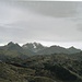 am Geißhornjoch zeigt sich das Lechquellengebirge. Im Vordergrund die Hochfläche des Gemstelkoblett