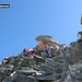Ein Bergführer mit seiner Partie ist im Abstieg begriffen