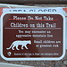 Unterwegs auf dem Pinnacles Trail - Dieses Schild warnt vor "aggressive mountain lion". Dass dies durchaus berechtigt ist, zeigt ein Zwischenfall vom 05.02.2012, als ein 6-jähriger Junge von einem Puma angefallen und - glücklicherweise nicht allzu schwer - verletzt wurde. Als Folge wurden erstmal einige Gebiete des Big Bend National Park gesperrt, das "AREA CLOSED"-Schild ist noch zu erahnen.