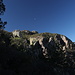 Unterwegs auf dem Pinnacles Trail - Blick zum Emory Peak. Wenn man genau hinsieht, erkennt man sogar, dass der Mond unser Gipfelziel "markiert".