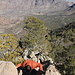 Im Abstieg vom Emory Peak - Ein kleine Felsrinne bietet hier mal ein Stück lang "natürliches Geländer". Im Hintergrund: Chisos Basin.