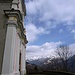 Fantastische Fassade der Kirche von Graglio mit dem oberen Abschnitt des Valle Veddasca