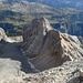 Rückblick ins Aufstiegskar; in der Bildmitte die Punta del Pin und der mit Schutt bedeckte Gletscher