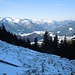 Bayerische Voralpen überm teils abgeblasenen Aufstiegshang