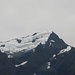 Mt. Pembroke (2000 m) mit dem letzten Rest des Gletschers, der den Milford Sound über mehrere Eiszeiten erschaffen hat. Hinter dem Gipfel befindet sich die Tasman Sea