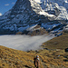 Marion am Steig, dahinter die Eiger Nordwand