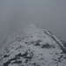 Der höchste Punkt vom Glattegrat (2198m) in Sicht. Der Sattel im Nebel dahinter ist P.2191m, der fälschlicherweise als offizielle Gipfelhöhe vom Glattegrat gilt.