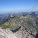 Gipfelblick nach N über den schönen Grasgrat über Kreuzeck und Rauheck. Dahinter die Höfats (links) und noch dahinter der lange Grat des Hindelanger Klettersteigs vom Nebelhorn zum Großen Daumen.