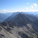 Gipfelblick nach O auf die lange Hornbachkette und ins Hornbachtal (links) - vorne direkt über dem Kar ragt die Marchspitze auf