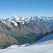 Aussicht vom Gletscher (Ghiacciaio del Gran Paradiso) : im Hintergrund der Mont Blanc 4810 m, davor die Kette mit der Punta Bioula 3414 m und das Tal Val Savarenche.  