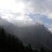 Die untere Teil des Alpinisteig(Weg 100). Zwisschen Wolken zeigt sich Sextner Rotwand(2965m)-links im Bild(mit Sentinella Scharte, 2717m unten) und Elferschartenspitz(2702m)-rechts im Bild(mit Elferscharte, 2650m ein bisschen links).