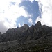 Im Abstieg zur Elferscharte, 2650m, rechts im Bild, Elferturmen zeigen sich aus Wolken.