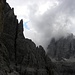 Wunderschonen Felsturmen auf Alpinisteig, mit La Spada(?, 2526m)-links und Zwolfer(3094m)-rechts.