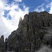 La Spada, 2526m, der Kleine Zahn links im Bild und La Mitria, 2788m, sie trennt Ausseres von Inneres Loch.